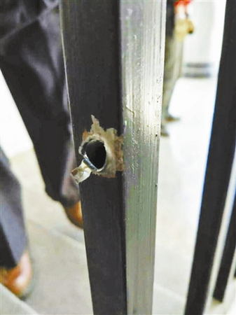 畹町镇出现弹壳和弹孔 供图/罗先生 畹町镇出现弹壳和弹孔 供图/罗先生