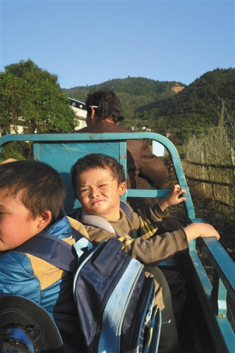 11月19日下午，范家发从学校接回范小勤兄弟俩。根据范家发和学校签订的协议，他必须每天接送两兄弟上下学。