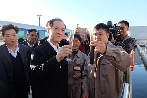 韩启德查看草海污水处理情况 韩启德查看草海污水处理情况