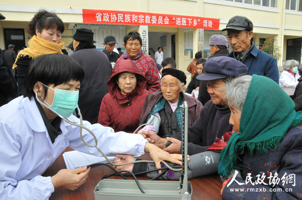 安徽省政协民宗委组织医务人员“送医下乡”