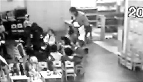 男童被班主任拽摔在地骨折 事后被教说是自己摔倒