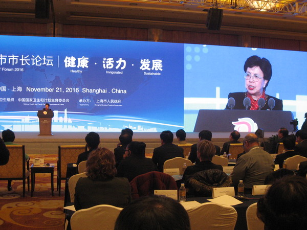 四、世界卫生组织总干事陈冯富珍在市长论坛上发言。 人民政协网记者  张春莉  摄影