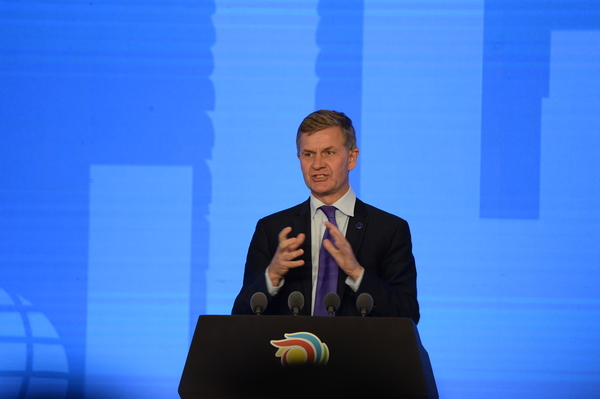 五、联合国环境署执行主席埃里克.索尔海姆出席大会并发言。  赵安平  摄影