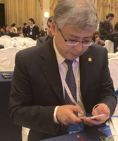 应邀出席第九届全球健康大会之“市长论坛”的宁夏回族自治区银川市市委常委、副市长毕俊生在会上认真记录。     梓涵    摄