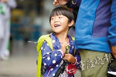 这么个小不点，是个网红，被称为是中国最小背包客。