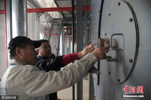 资料图：北京居民供热锅炉点火试运行开始。图片来源：视觉中国