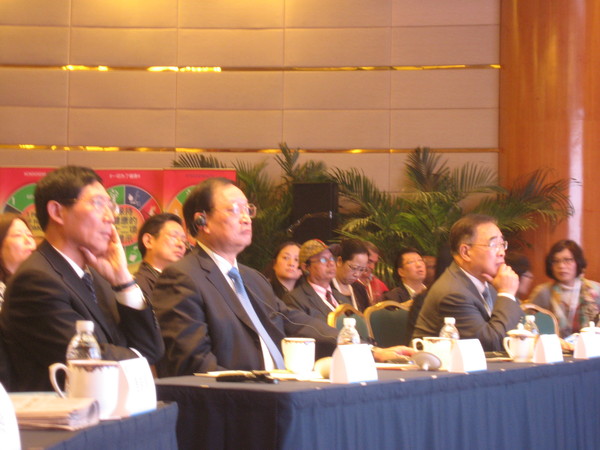 六、王国强（中）、张伯礼（右）、陈凯先（左）出席国际健康大会中医药发展论坛。 人民政协网记者  张春莉  摄影