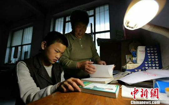 郝庆芬每天都会陪小雨完成作业。　孙瑞超 摄