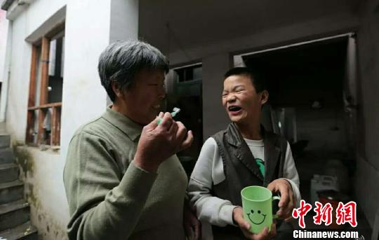 每天早晨简单的刷牙，小雨不知苦练了多少次才娴熟?！∷锶鸪?摄