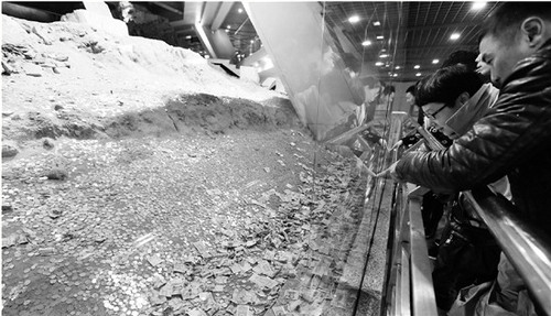 雷峰塔遗址游客一年“打赏”2万元保安拦都拦不住