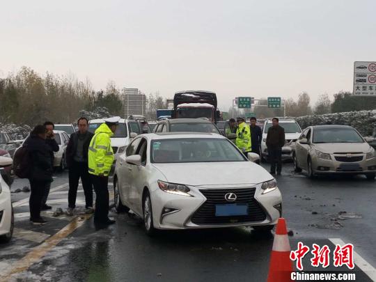 图为高速交警对车辆进行疏导。　西安交警高速大队供图 摄