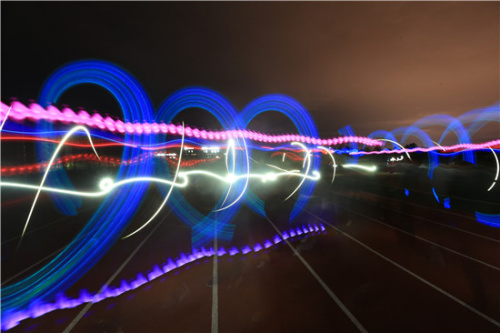 10月29日，景德镇陶瓷大学“迷马”荧光夜跑现场，光影交错，无限梦幻。夏哲雨／摄