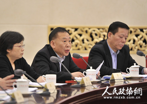 王修林委员（中）在会上发言