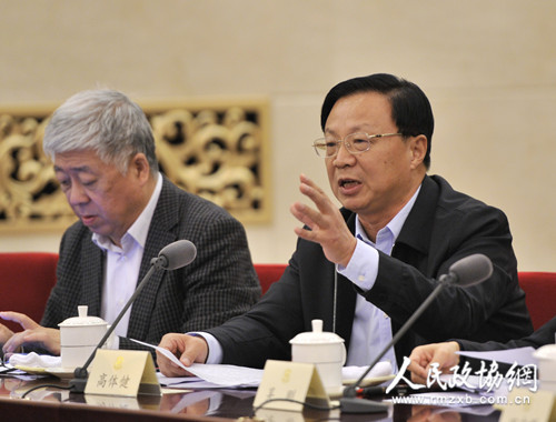 高体健委员（右）在会上发言