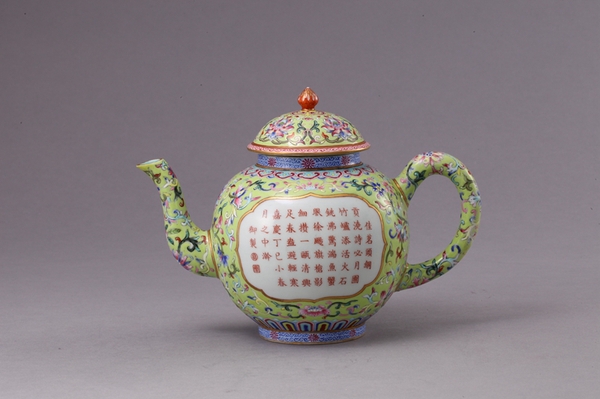 清嘉庆 绿地粉彩描金缠枝花卉开光御制诗文壶 清嘉庆 绿地粉彩描金缠枝花卉开光御制诗文壶