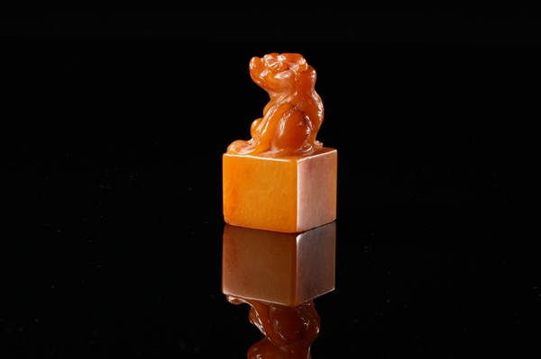 清初 田黄兽钮方章 清初 田黄兽钮方章