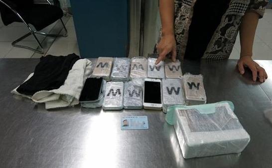 女子绑64部手机入境 女子绑64部手机入境
