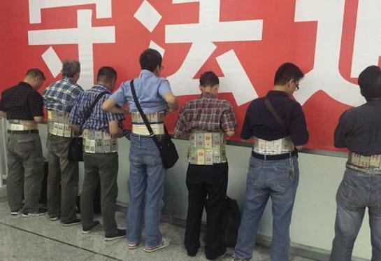 点击图片翻到下一页>> 绑580部手机入境