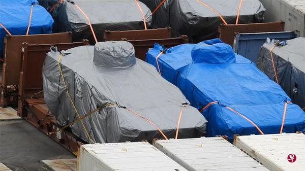 据了解，海关人员23日下午在码头检查货柜箱时，发现9辆装甲车，同一批货物中也有其他爆炸品，怀疑有人走私军火，于是将该批物品扣留调查。