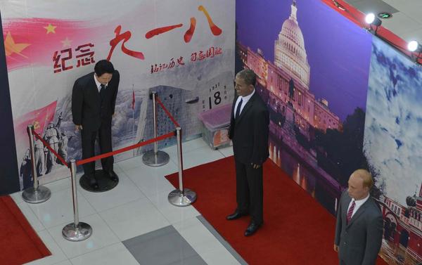 商场现安倍谢罪蜡像2