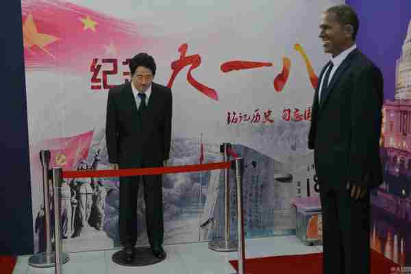 商场现安倍谢罪蜡像 商场现安倍谢罪蜡像