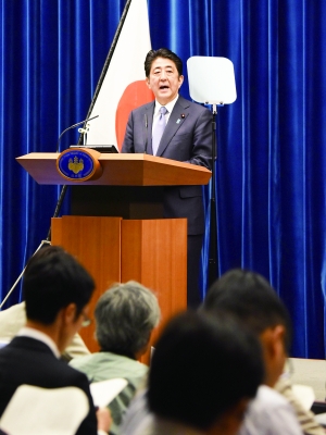 8月14日，日本首相安倍晋三向记者说明战后70周年谈话的内容与意义。新华/法新