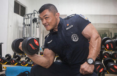 曲祖毅是山东人，从小就爱舞拳弄棒，身体也特别好。1998年底的时候，他应征入伍，幸运地成了驻港部队一名战士。在香港待了5年之后，曲祖毅2003年通过招考进入深圳警察系统，成为南山公安分局警察机动训练大队特警中队的一名民警。 - 副本