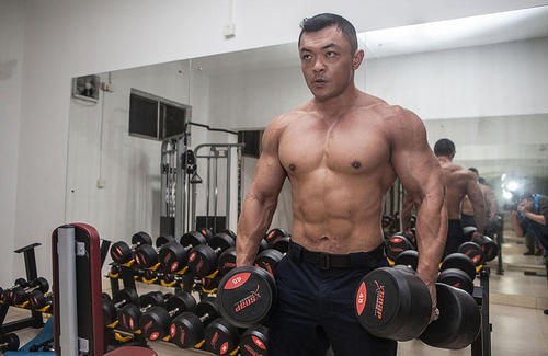 深圳南山公安分局机训大队特警中队的特警曲祖毅值勤及健身时的照片在网络走俏，健美爱好者加上特警的身份让其俘获不少粉丝。