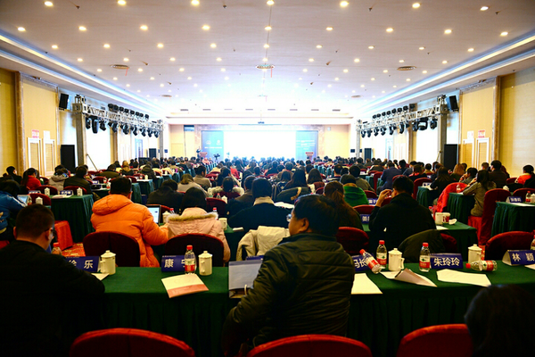 三、国家卫生计生委疾控局、基层卫生司、流动人口健康与发展研究领域的专家学者、相关社会组织代表等350余人出席了论坛活动。罗炎  摄