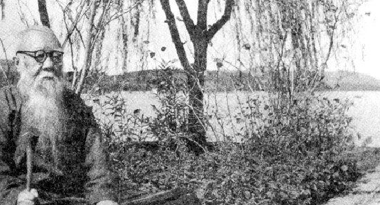 20世纪60年代马一浮在西湖岸边 20世纪60年代马一浮在西湖岸边