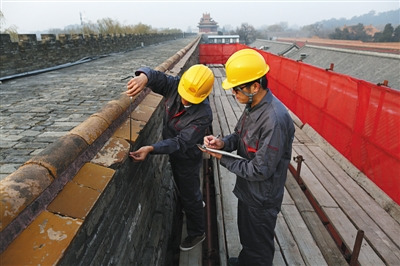 昨日，故宫西华门北侧，工程人员在测量城砖数据。当日故宫城墙修缮工程暨基础设施维修改造一期试点工程正式开工。本版摄影 新京报记者 浦峰