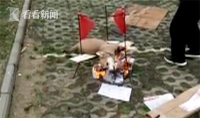 男子当街生火烤狗 过程持续十几分钟小狗被烧黑 男子当街生火烤狗 过程持续十几分钟小狗被烧黑