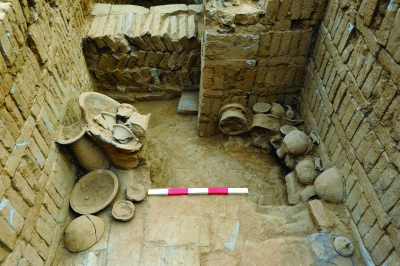 东汉刀形单室砖室墓及随葬品