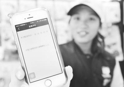 外卖员街头扑倒抢匪后继续送餐：幸好没有迟到