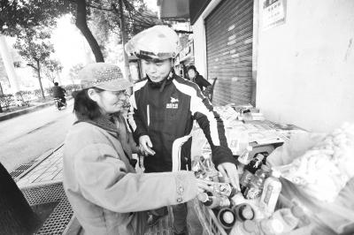 外卖员街头扑倒抢匪后继续送餐：幸好没有迟到