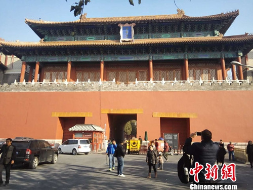  28日下午，有行人在故宫外拍照留念。上官云 摄