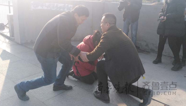 见到孩子的救命恩人,夫妻俩下跪感谢