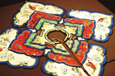 古玩数量有限，可遇不可求，也考验经济实力，专家表示，藏家们可以把视野放宽点，拓展门类、聚焦当下。图为在京津冀民间收藏文化展上亮相的民间藏品：河北刺绣女装云肩。图 东方IC