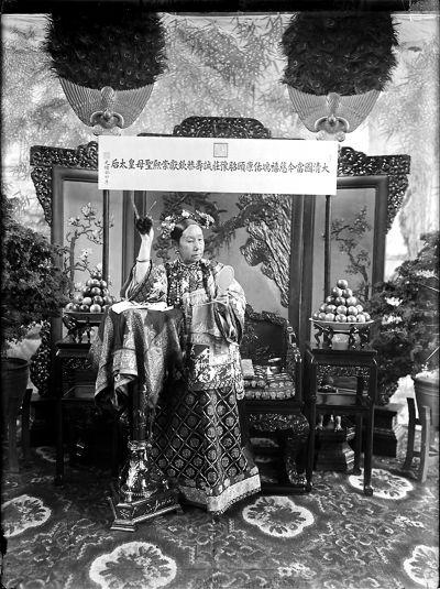 慈禧太后1903年拍摄的照片。