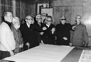 关良（左三)与朱屺瞻(左二)、谢稚柳、应野平、陈大羽等画家在一起