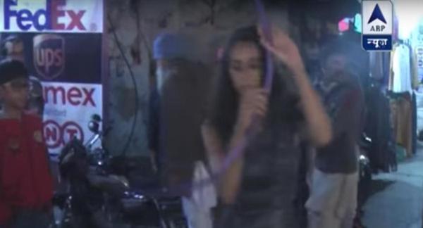 印度废钞令致游客卖艺