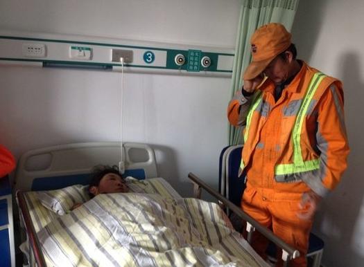 记者在济南医院急诊病房见到了被打的环卫工夫妇，环卫工王女士正躺在病床上，而她的对象孔 先生则在一旁看护。