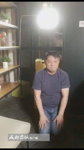 《百鸟朝凤》制片人方励曾为排片下跪 图片来源:成都商报 《百鸟朝凤》制片人方励曾为排片下跪 图片来源:成都商报