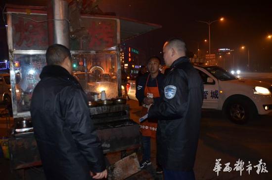 成都双流联合执法组整治大气污染源 洒水降尘900万平米