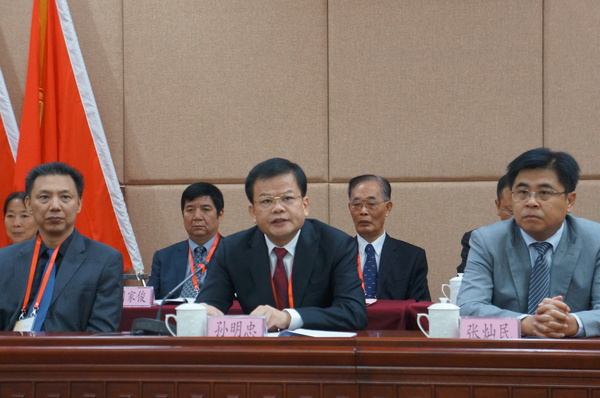 开幕式上，厦门市委常委、市经委书记孙明忠（中）致辞。（记者 照宁摄）2