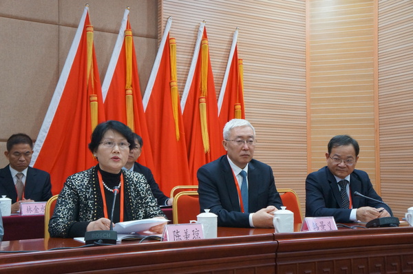 开幕式上，九三学社福建省委专职副主委陈美琼讲话。（记者 照宁摄）3