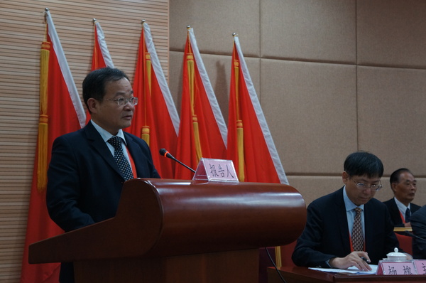 大会主席团主席、九三学社厦门市委主委黄培强作工作报告。（记者 照宁摄）4