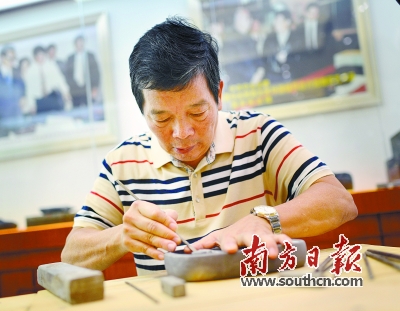 黎铿在雕刻端砚。南方日报记者 肖雄 摄