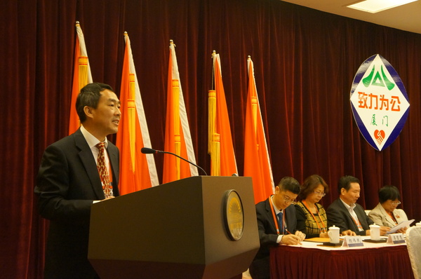 大会主席团主席、致公党厦门市委主委俆平东作工作报告。（记者 照宁摄）5