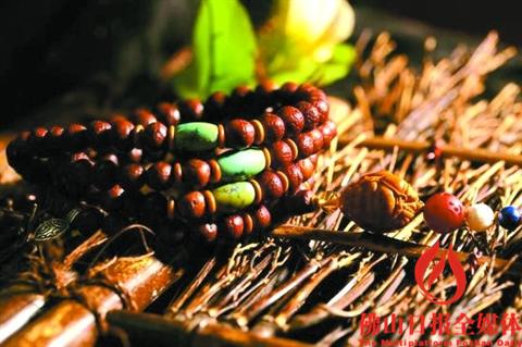 菩提手串、文玩核桃。（资料图片）